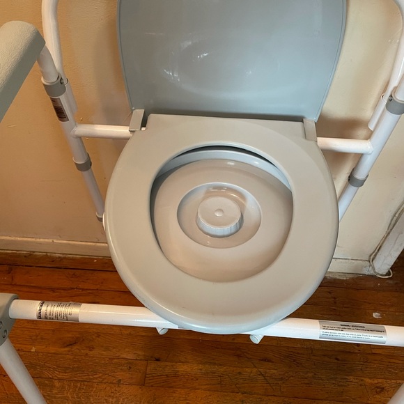 Commode - Picture 2 of 4